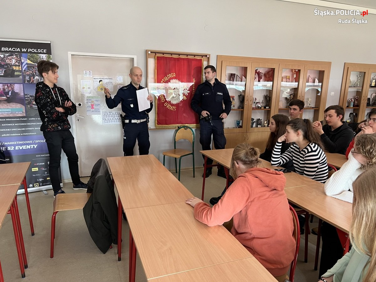 Policjanci z drogówki i kierowca rajdowy gościli w rudzkim "Morcinku" / fot. KMP Ruda Śląska 5