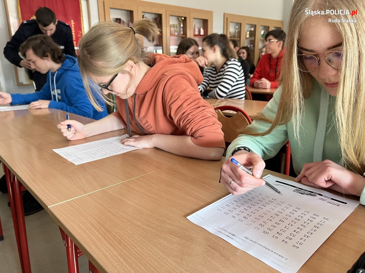 Policjanci z drogówki i kierowca rajdowy gościli w rudzkim "Morcinku" / fot. KMP Ruda Śląska 6