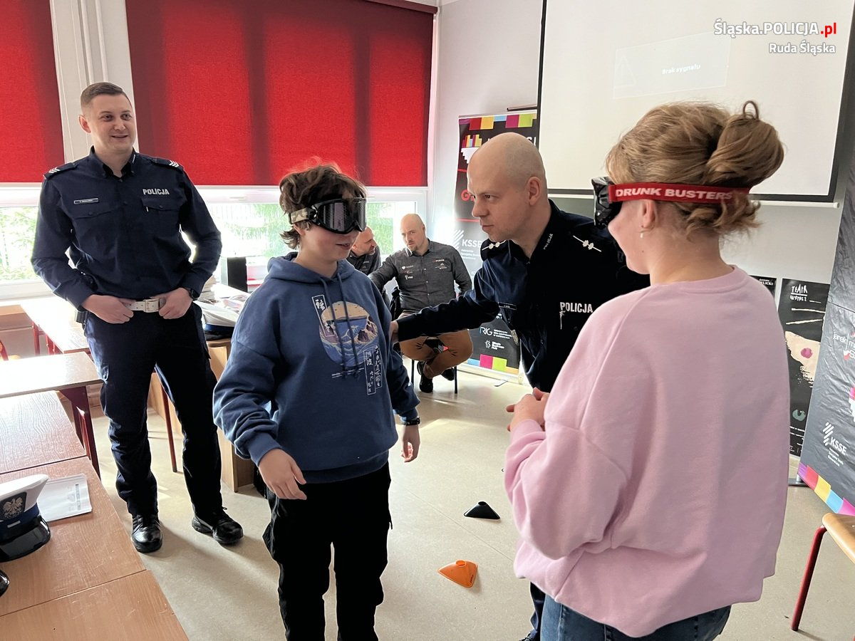 Policjanci z drogówki i kierowca rajdowy gościli w rudzkim "Morcinku" / fot. KMP Ruda Śląska 8