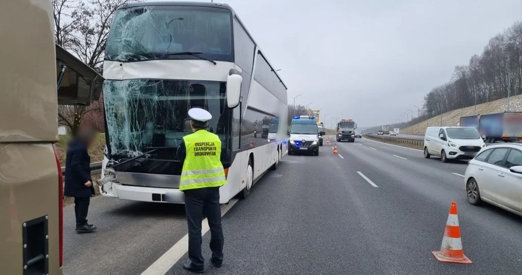 Groźna kolizja na A4! Autokar pełen ludzi wjechał w ciężarówkę z materiałami wybuchowymi