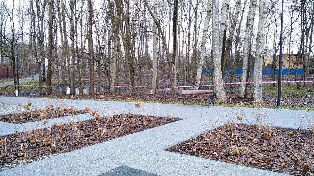 Rozlewisko w parku przy ul. Hallera. Część terenu została wyłączona z użytkowania