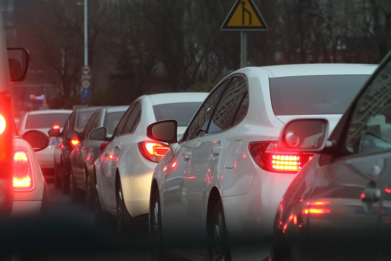 Korytarz życia i jazda na suwak - co kierowcy muszą wiedzieć?