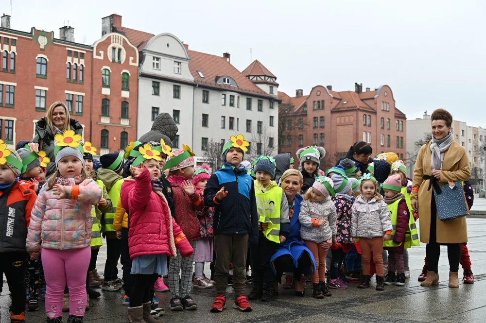 Przedszkolaki przywitały wiosnę na rynku w Nowym Bytomiu