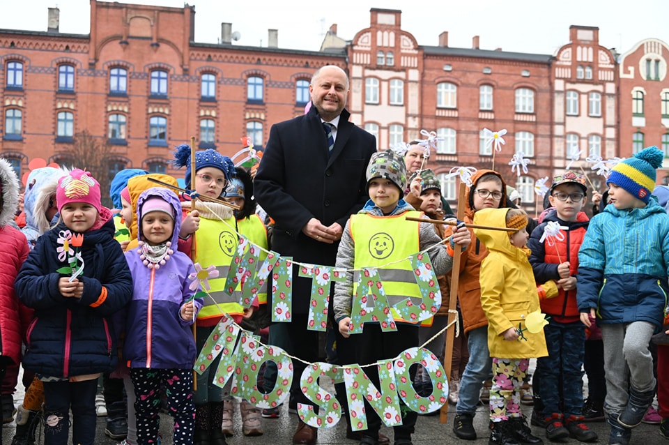 Przedszkolaki przywitały wiosnę na rynku w Nowym Bytomiu