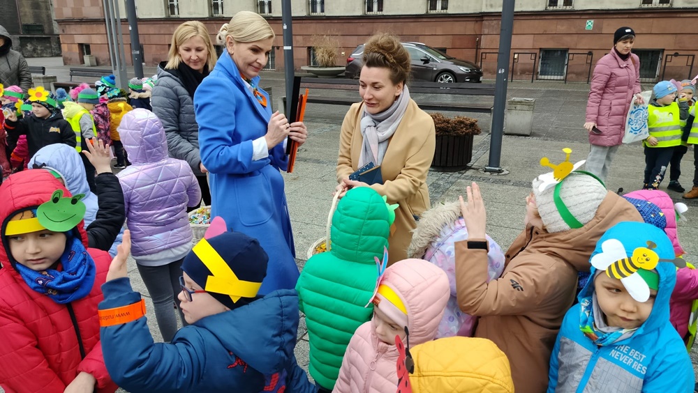 Przedszkolaki przywitały wiosnę na rynku w Nowym Bytomiu