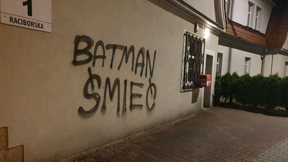 Obelgi na „Batmana” na rudzkich budynkach. Autor napisów stanie przed sądem