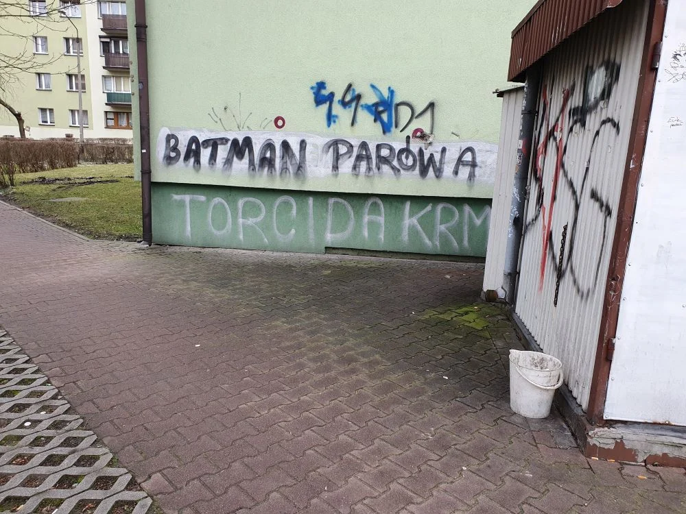 Obelgi na „Batmana” na rudzkich budynkach. Autor napisów stanie przed sądem