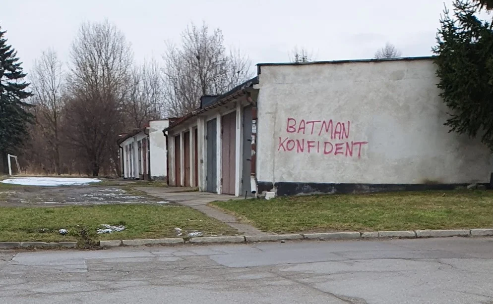 Obelgi na „Batmana” na rudzkich budynkach. Autor napisów stanie przed sądem