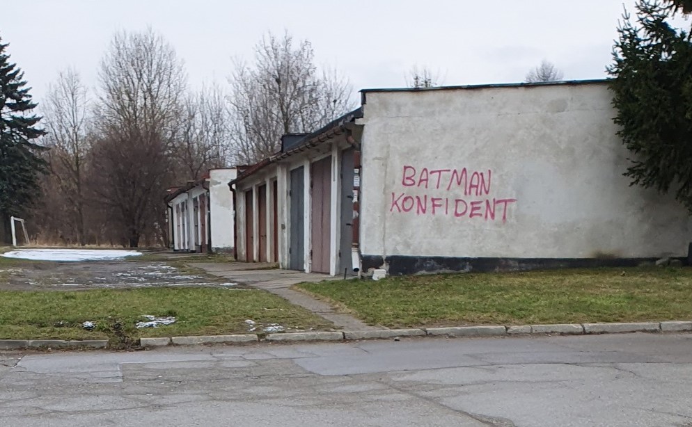 Obelgi na „Batmana” na rudzkich budynkach. Autor napisów stanie przed sądem