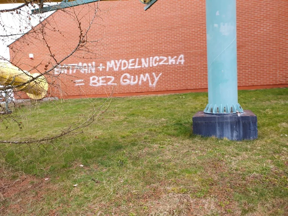 Obelgi na „Batmana” na rudzkich budynkach. Autor napisów stanie przed sądem