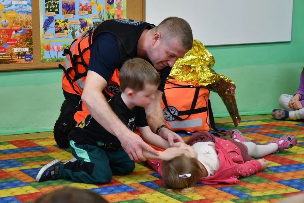 Przedszkolaki wiedzą, jak uratować komuś życie. Odbyli szkolenie z pierwszej pomocy