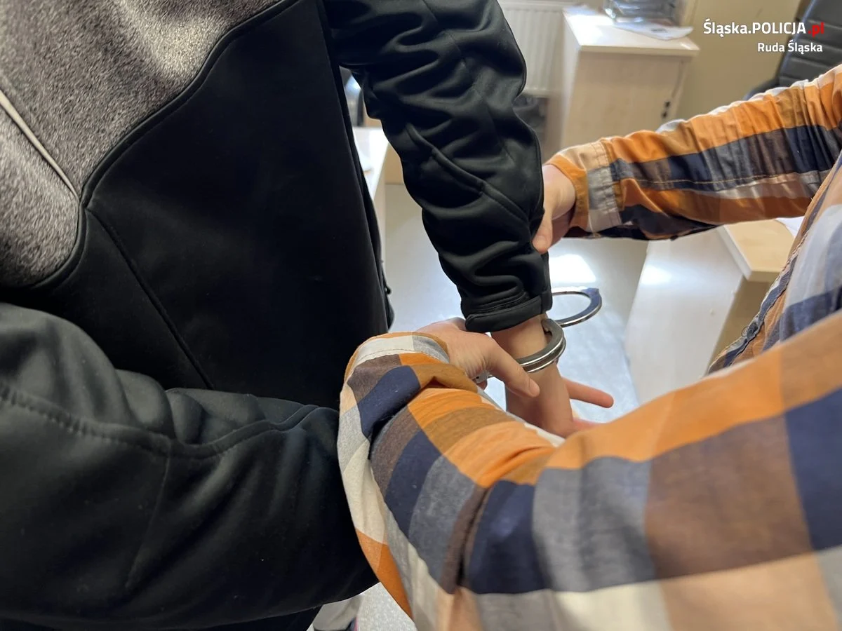 Zniszczyli drzwi wejściowe i próbowali wtargnąć do mieszkania. Grozi im do 5 lat więzienia