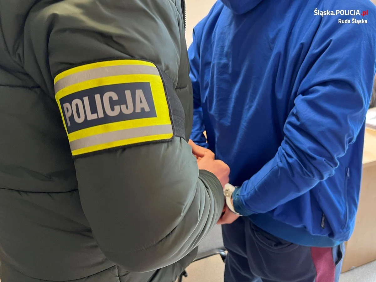 Zniszczyli drzwi wejściowe i próbowali wtargnąć do mieszkania. Grozi im do 5 lat więzienia