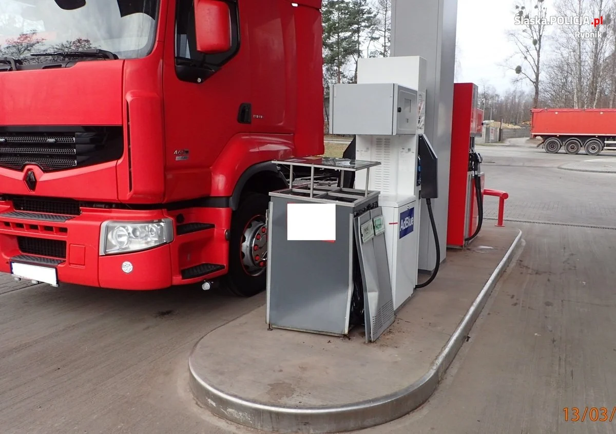 Rybnik: Pijany i na zakazie wjechał w budynek stacji stacji paliw!