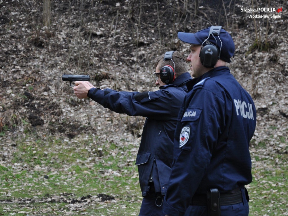 Doskonalenie umiejętności strzeleckich wodzisławskich mundurowych