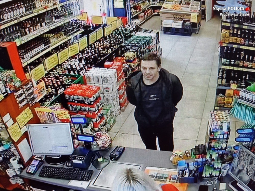 Uszkodził drzwi sklepu monopolowego. Rozpoznajesz go?