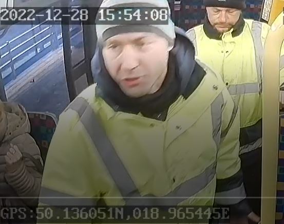 Zniszczenie mienia na dworcu autobusowym w Tychach. Poznajesz tego mężczyznę?