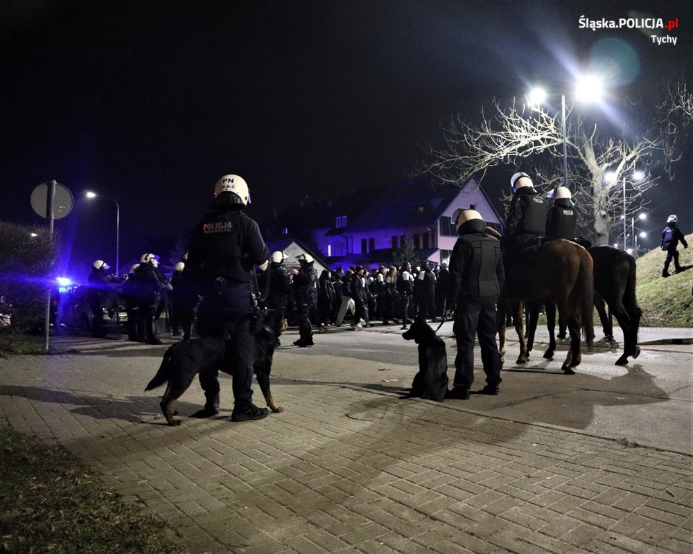 Bezpieczeństwo podczas gry z Sosnowcem. Policyjne zabezpieczenie meczu w Tychach