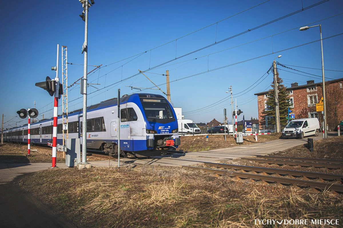 Tychy: Zachowaj bezpieczeństwo na przejeździe kolejowym. Apel o ostrożność