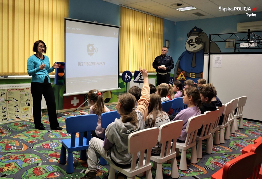 Bezpieczeństwo pieszych. Tyscy policjanci przeprowadzili warsztaty dla najmłodszych