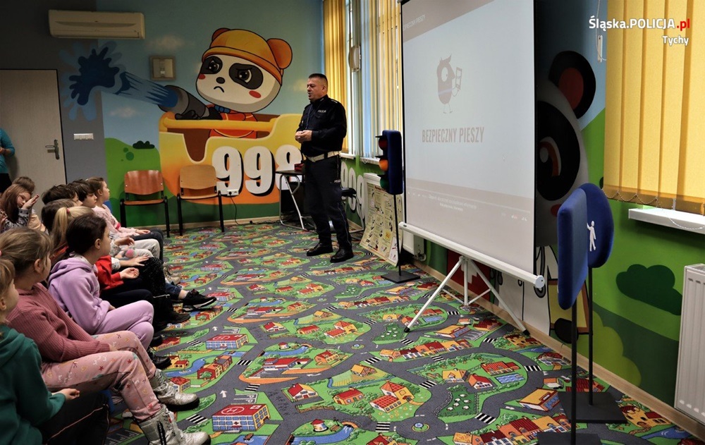 Bezpieczeństwo pieszych. Tyscy policjanci przeprowadzili warsztaty dla najmłodszych