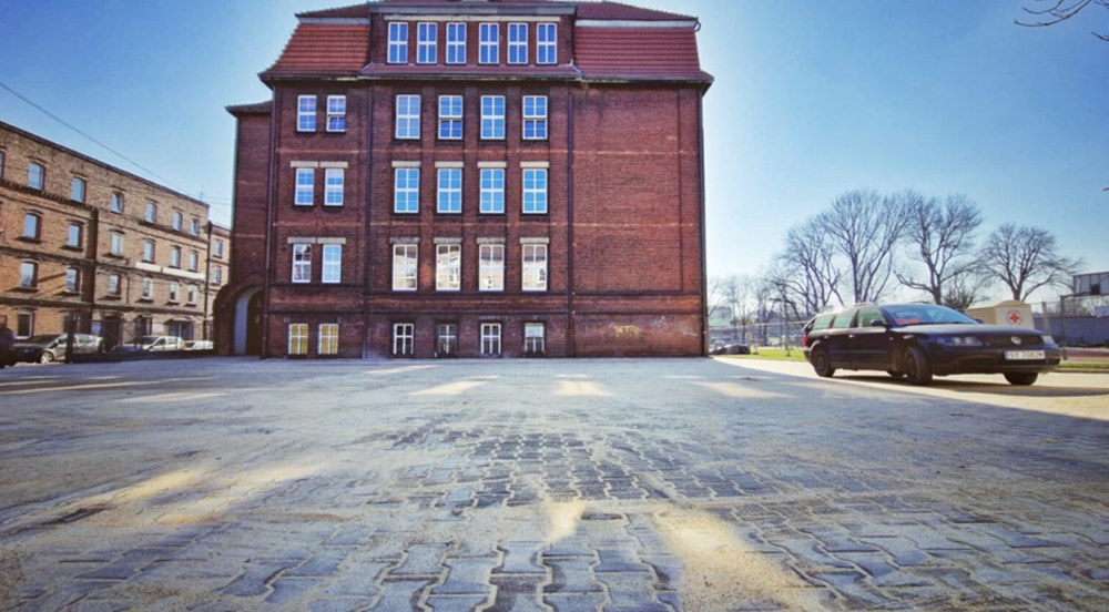 Plac szkolny przy SP nr 11 z nową nawierzchnią. Ile kosztowała modernizacja?