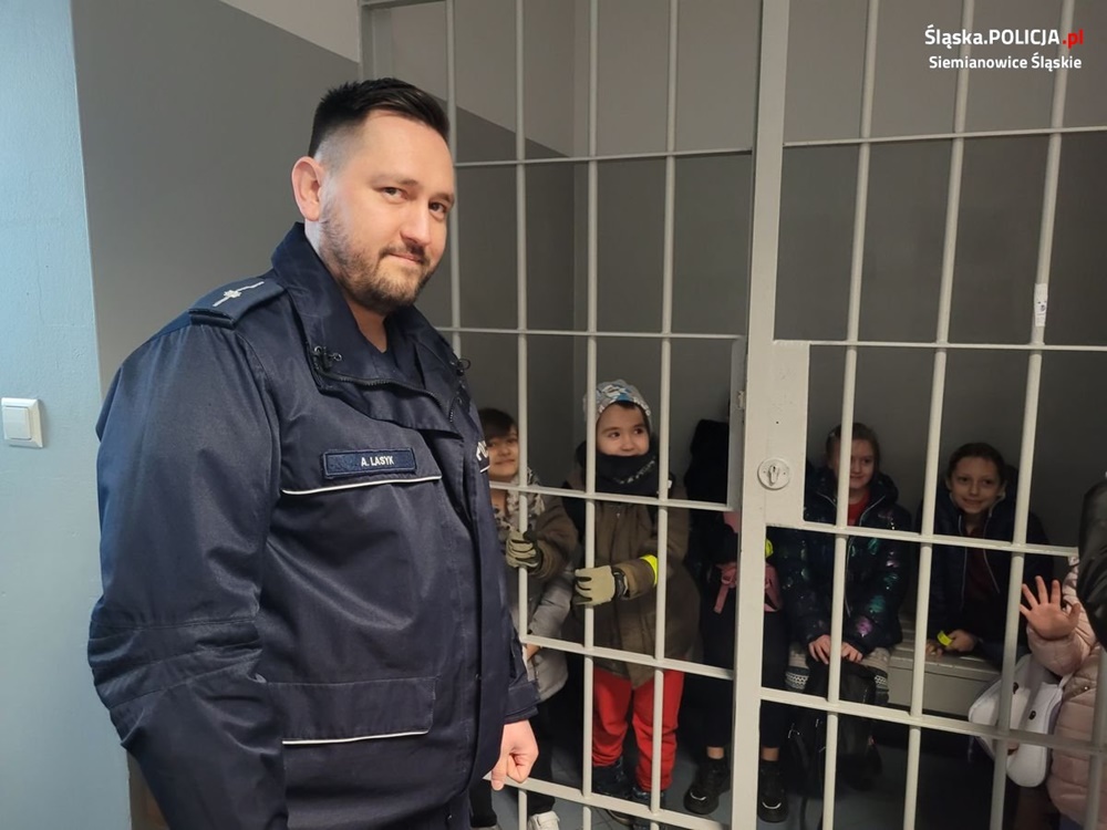Drugoklasiści odwiedzili siemianowickich policjantów