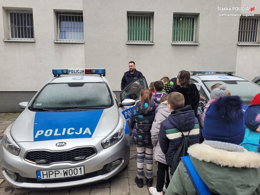Drugoklasiści odwiedzili siemianowickich policjantów