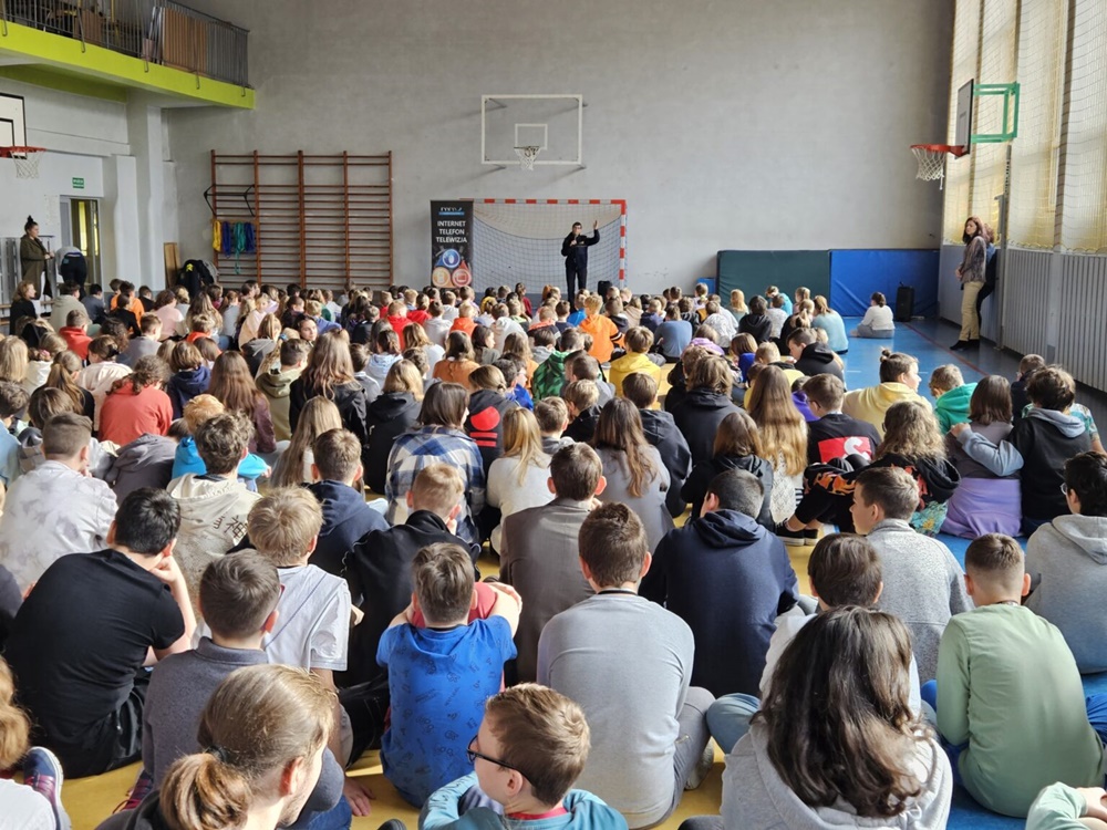 Kolejnych 370 odblasków dla dzieci z siemianowickiej szkoły