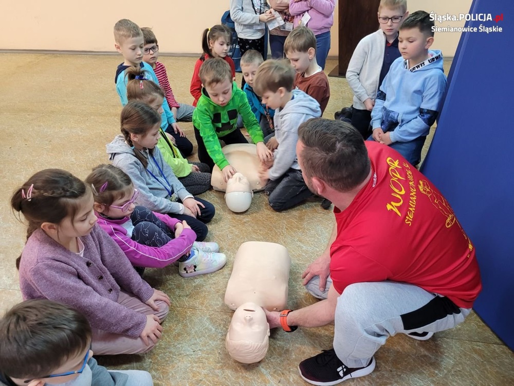 Siemianowiccy uczniowie odwiedzili miejską komendę