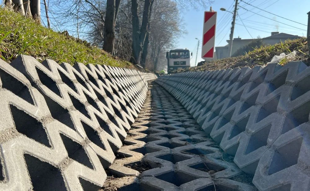 ZGK Piekary Śląskie udrażnia rowy odwadniające