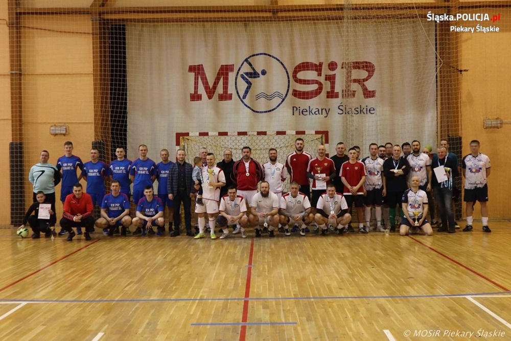 Zawody w ramach Turnieju Halowej Piłki Nożnej. Piekarscy policjanci na podium