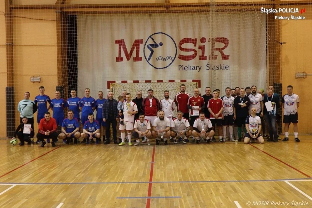 Zawody w ramach Turnieju Halowej Piłki Nożnej. Piekarscy policjanci na podium