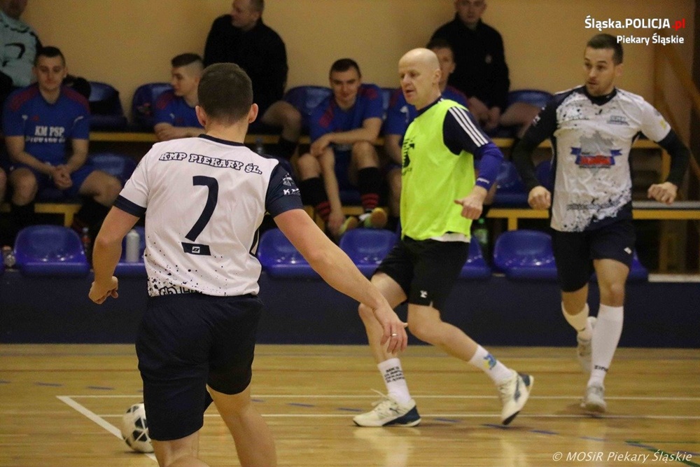 Zawody w ramach Turnieju Halowej Piłki Nożnej. Piekarscy policjanci na podium