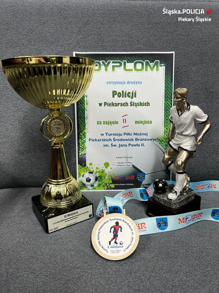 Zawody w ramach Turnieju Halowej Piłki Nożnej. Piekarscy policjanci na podium