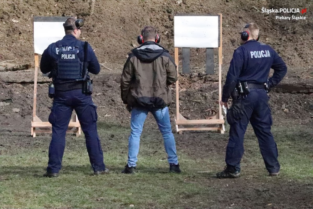 Piekarscy policjanci doskonalą swoje umiejętności na strzelnicy