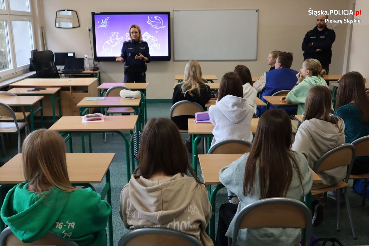 "Świat należy do każdego". Spotkanie piekarskich policjantów z młodymi