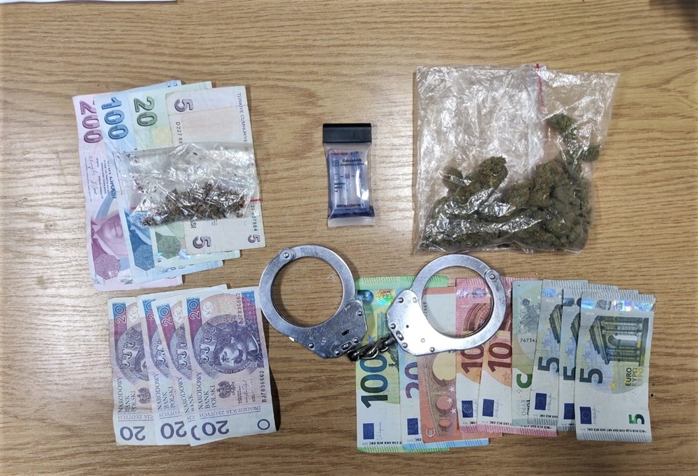 Stał z kolegą przy lesie i palił marihuanę. 23-latkowie zatrzymani w Orzeszu