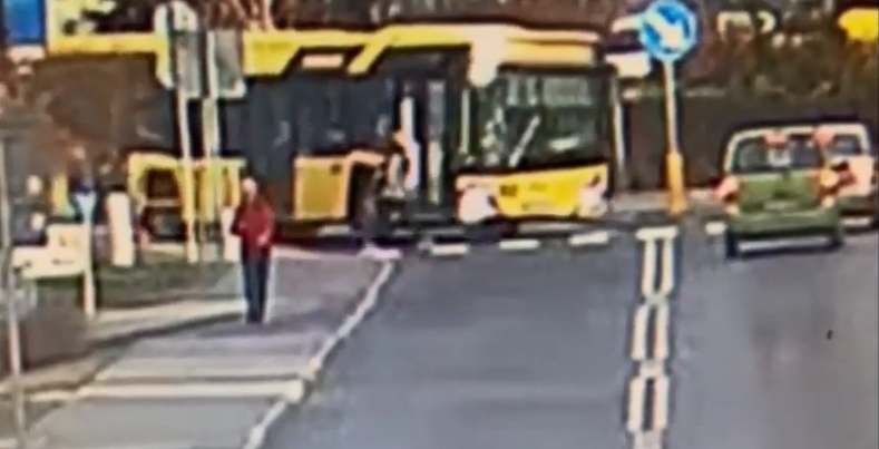 Wszedł prosto pod koła autobusu. Filmik ku przestrodze