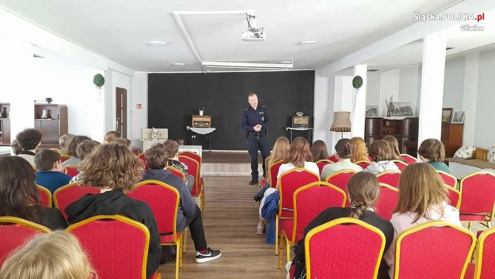 Gliwiccy policjanci rozmawiali o bezpieczeństwie z licealistami