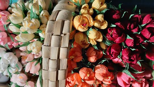 Wiosenne kwiaty z bibuły na wielkanocnym stole. Warsztaty wielkanocne z muzeum