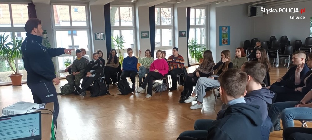 Gliwiccy profilaktycy debatują z młodzieżą o problemach