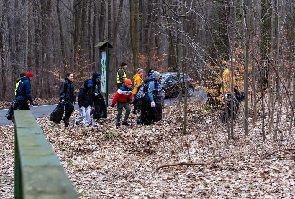 Sprzątali las w Dąbrowie Miejskiej i Miechowicach