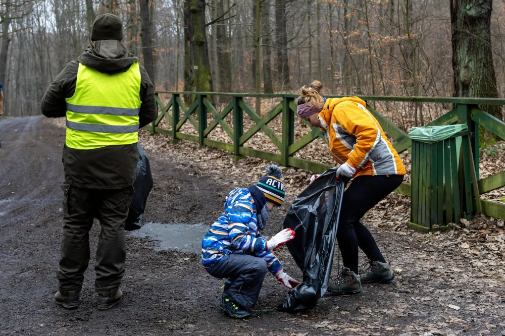 Sprzątali las w Dąbrowie Miejskiej i Miechowicach