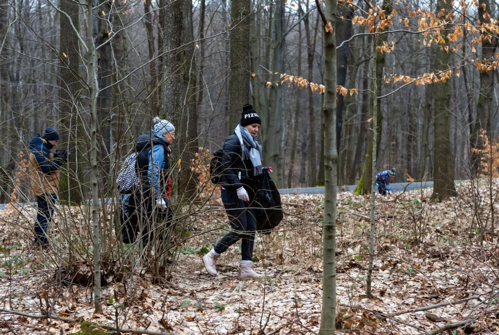 Sprzątali las w Dąbrowie Miejskiej i Miechowicach