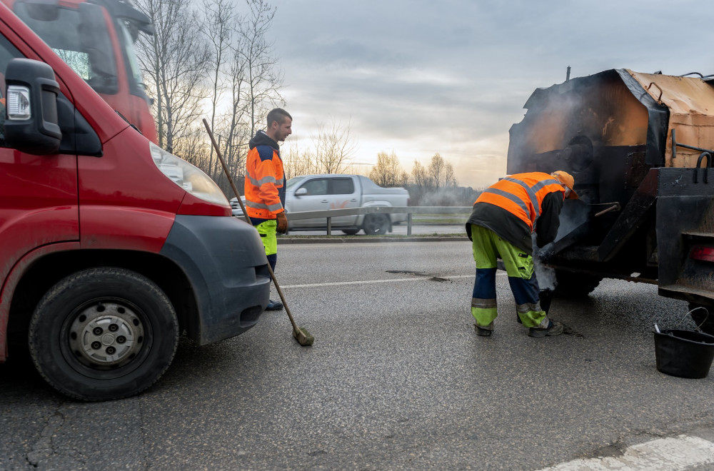 Bytom: Ruszają pozimowe remonty nawierzchni jezdni asfaltem lanym