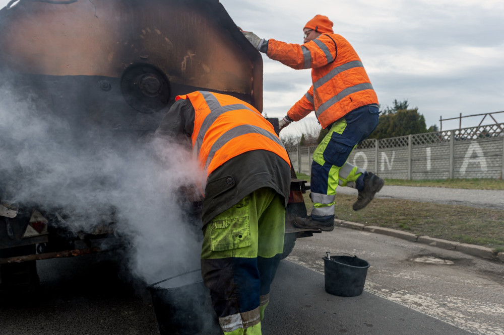 Bytom: Ruszają pozimowe remonty nawierzchni jezdni asfaltem lanym
