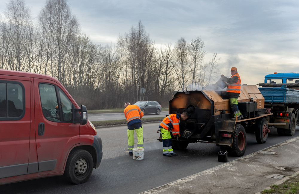 Bytom: Ruszają pozimowe remonty nawierzchni jezdni asfaltem lanym