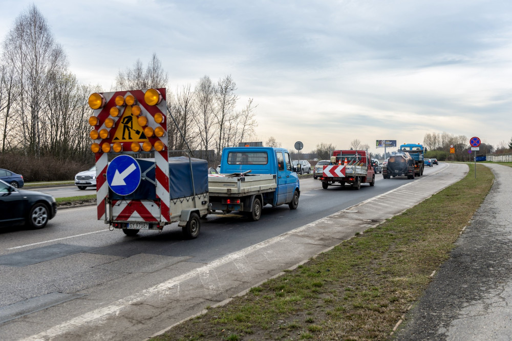 Bytom: Ruszają pozimowe remonty nawierzchni jezdni asfaltem lanym