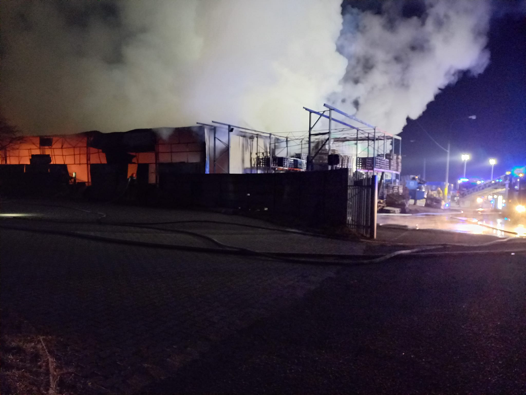 Ogromny pożar hali magazynowej z makulaturą! Trwa dogaszanie pogorzeliska